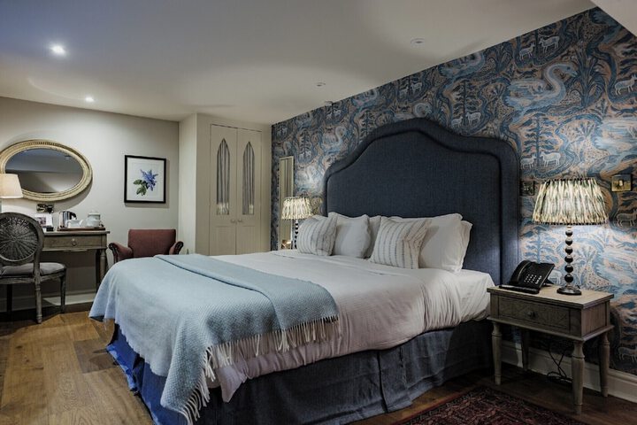 Room 28 of 143