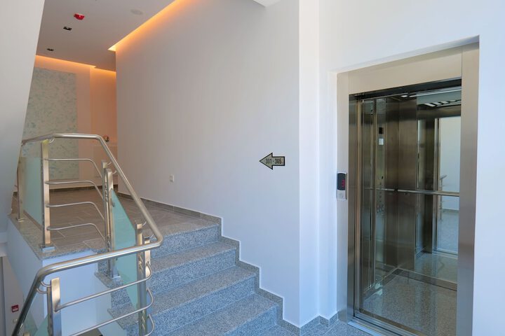Ballroom/Hall 70 of 72