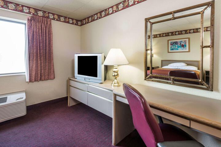 1 Queen Bed (3 of 7)