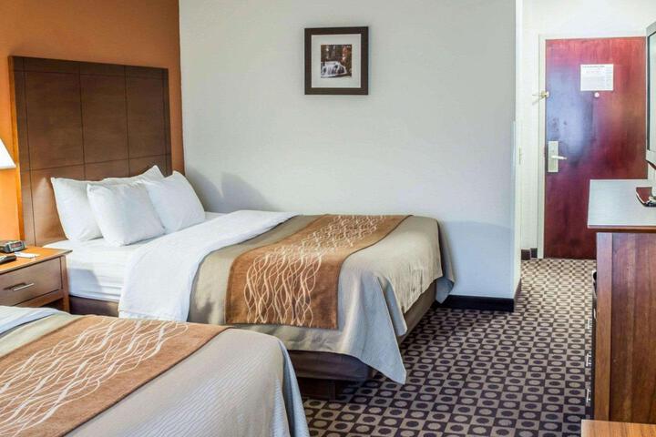 2 Queen Beds (2 of 4)