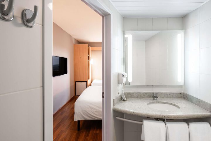 Room 25 of 64