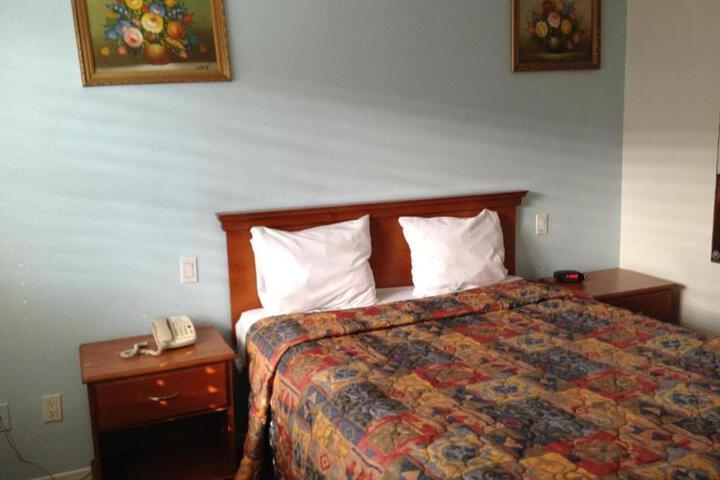 1 Queen Bed (13 of 13)