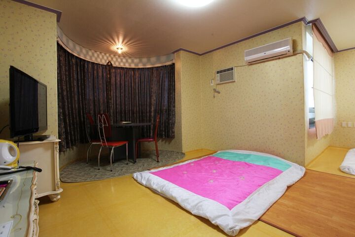 Room 2 of 79