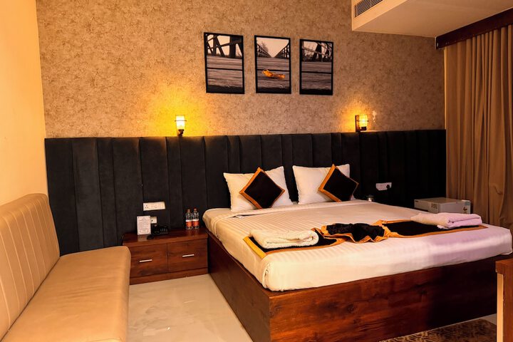 Room 6 of 15
