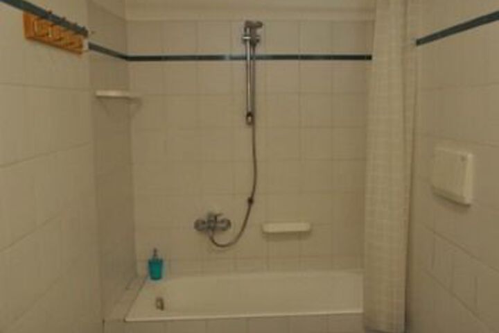 Room 18 of 102
