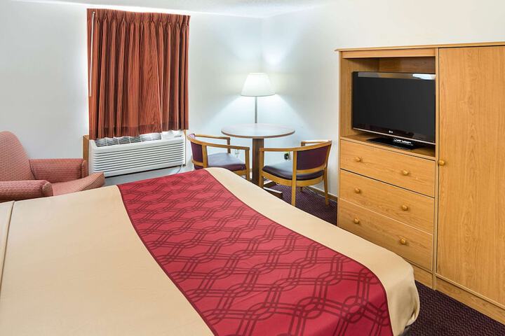 1 King Bed (2 of 9)
