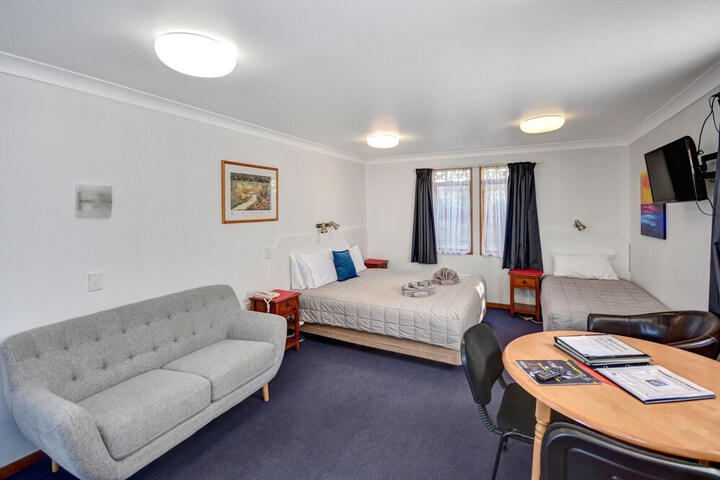 Room 33 of 74