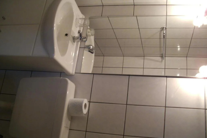 Room 6 of 10