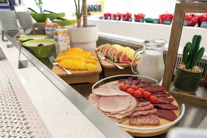 Breakfast/Coffee Service 70 of 120