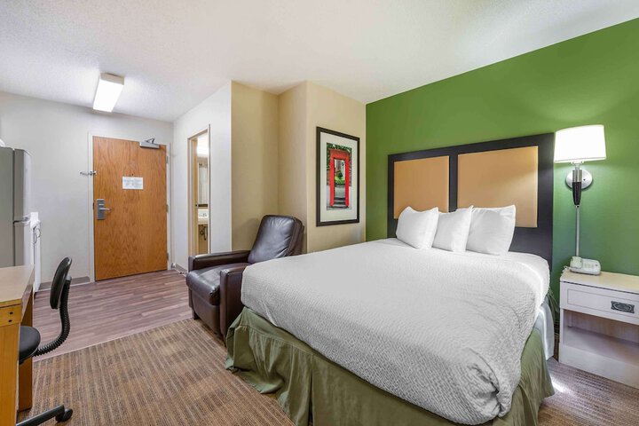 Studio Queen Bed (7 of 9)