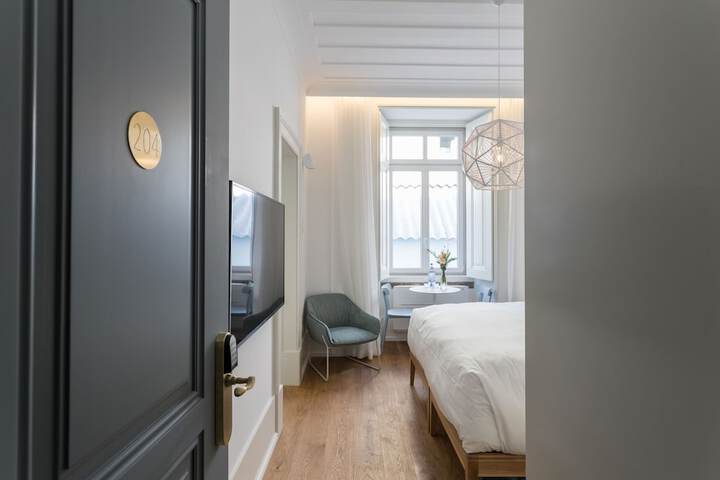 Room 28 of 76