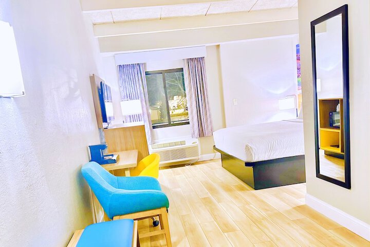 1 King Bed (3 of 8)