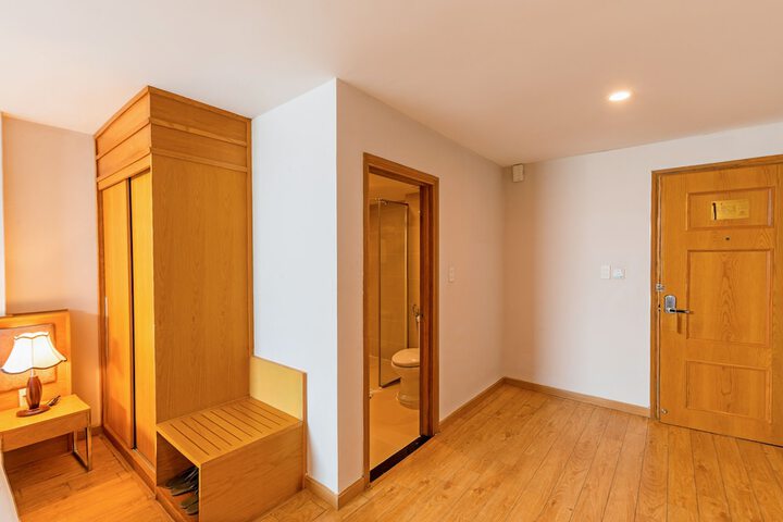 Room 4 of 33