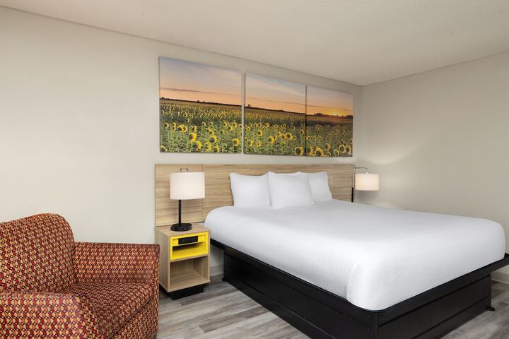 1 King Bed (3 of 25)