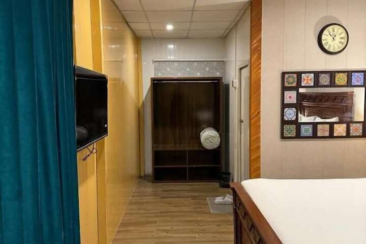 Room 5 of 17