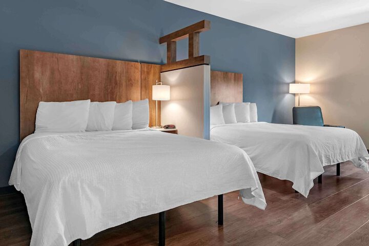 Studio Queen Bed (7 of 14)