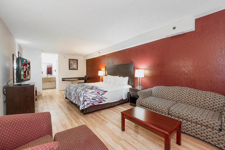 1 King Bed Suite (16 of 17)