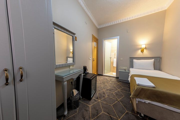 Room 42 of 77