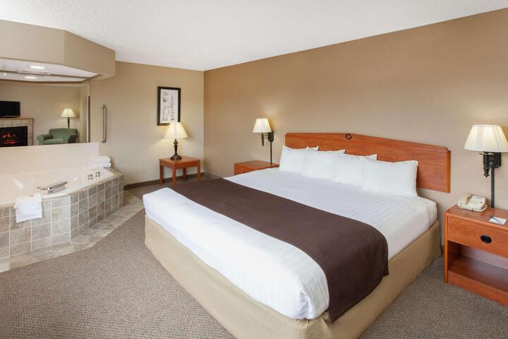 1 King Bed (2 of 17)