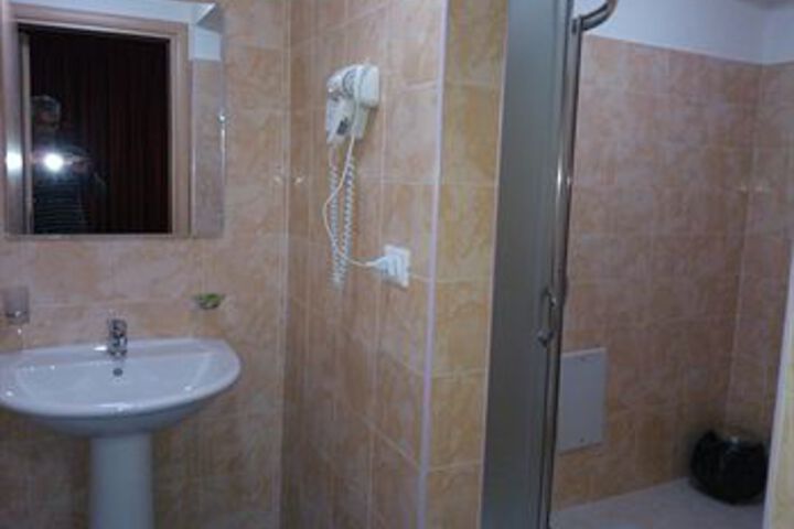 Room 4 of 32