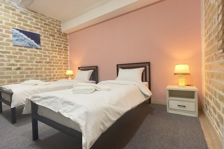 Room 6 of 28