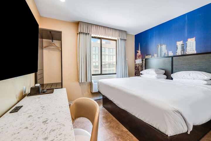 1 King Bed (2 of 7)