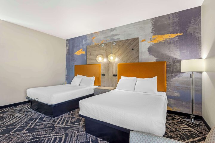 2 Queen Accessible Bathtub Microwave, Refrigerator WiFi Continental Breakfast (7 of 21)