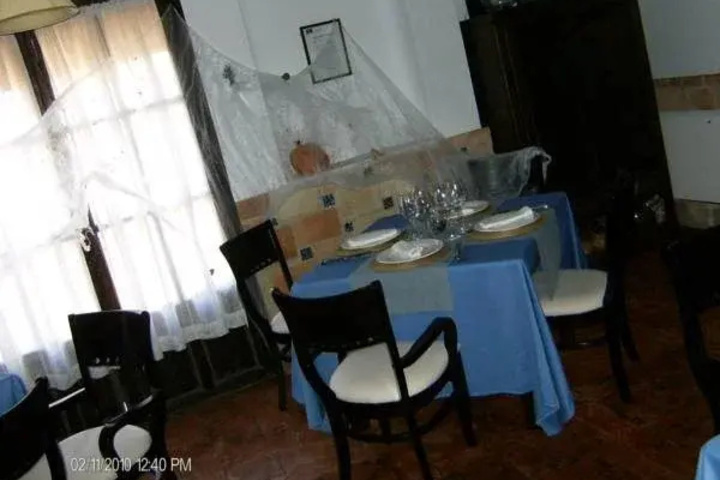 Dining 8 of 12