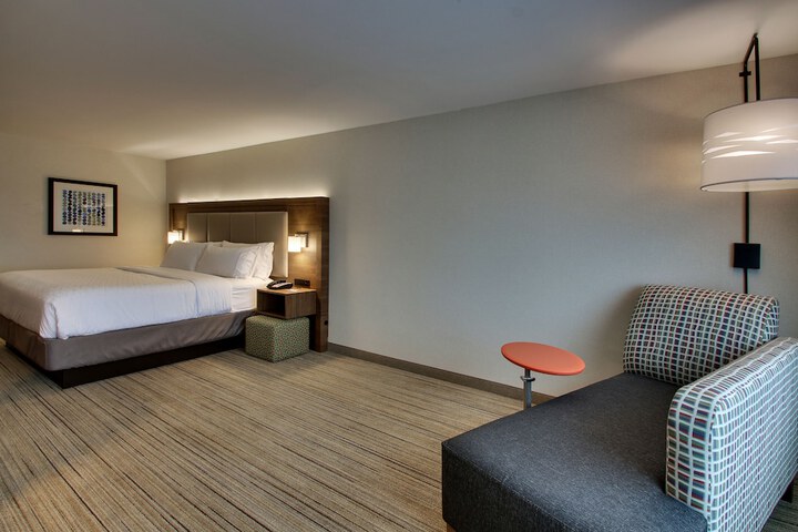 1 King Bed (5 of 10)