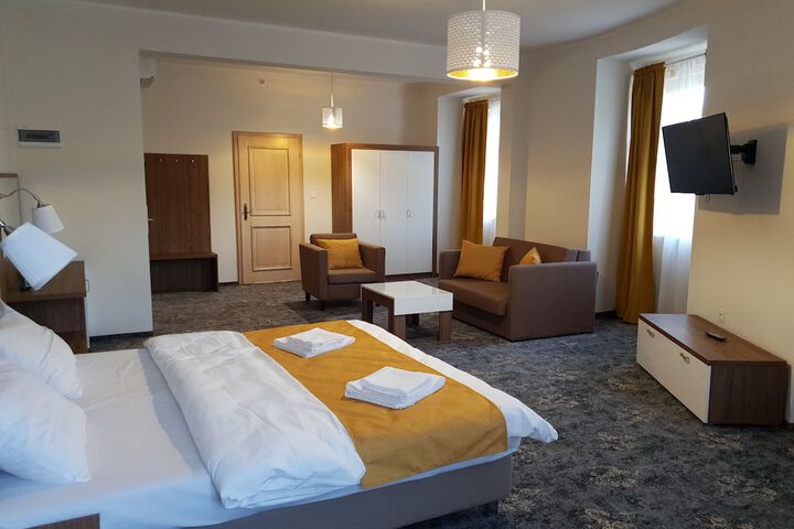 Room 10 of 37