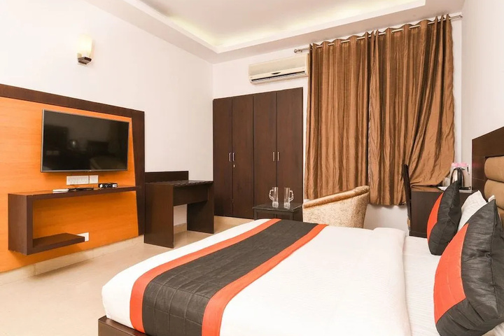 Room 3 of 8