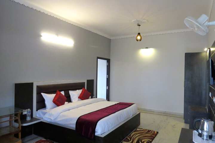 Room 10 of 13