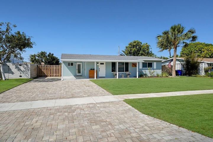 Mid-Century home near beach king bedbig backyard in Deerfield Beach, FL