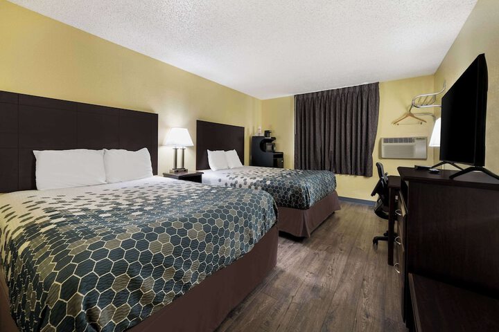 1 Queen Bed (6 of 26)