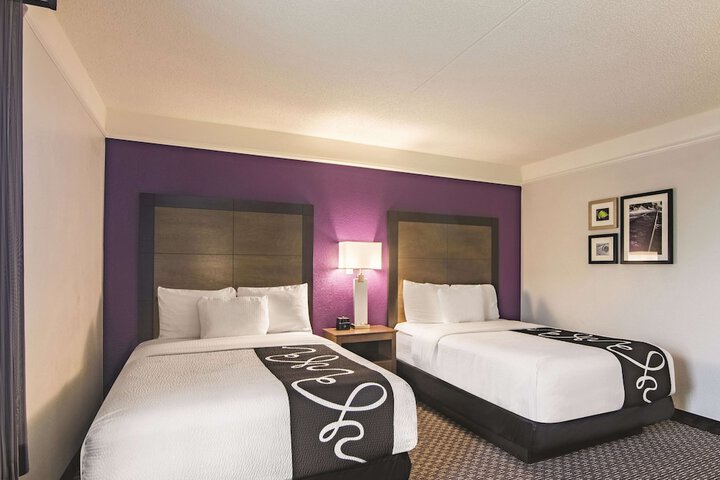 2 Double Beds Mobility Hearing Accessible Room Courtyard View (7 of 13)