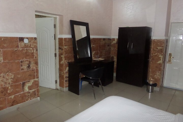 Room 10 of 28