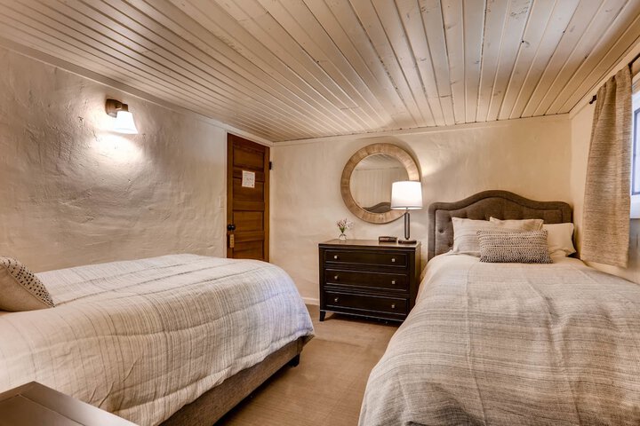 Room 12 of 48