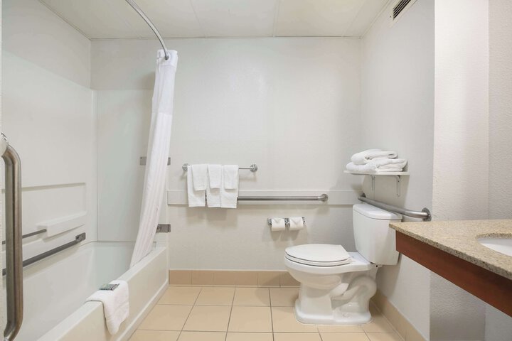 1 King Accessible Comm Assist Bathtub Microwave, Refrigerator WiFi Full Breakfast (1 of 19)