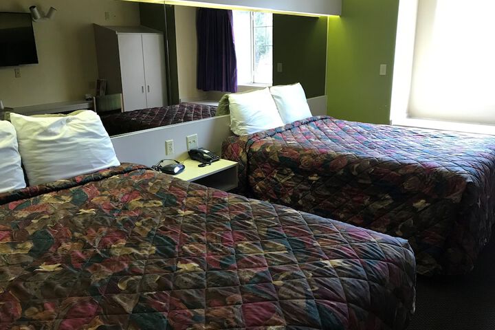 Deluxe Queen Bed (1 of 10)