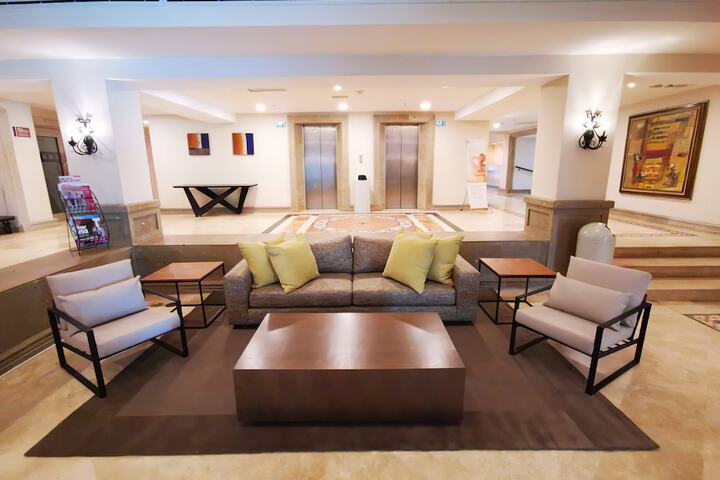 Entrance & Lobby