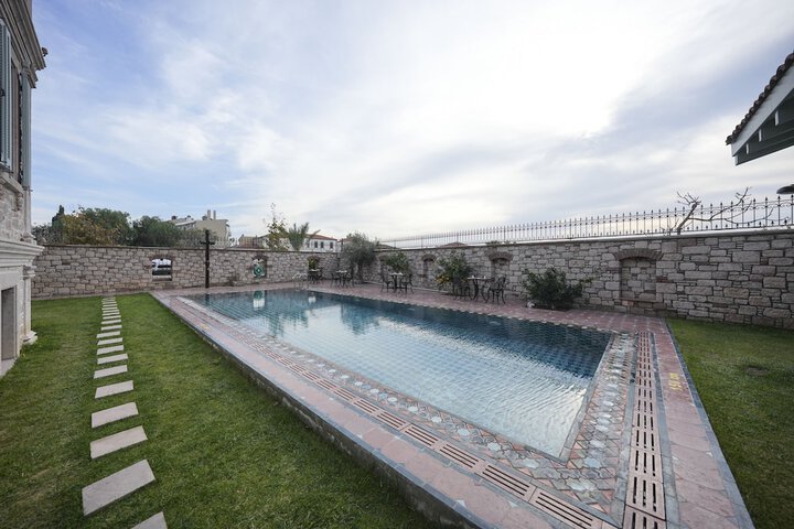 Pool 93 of 171