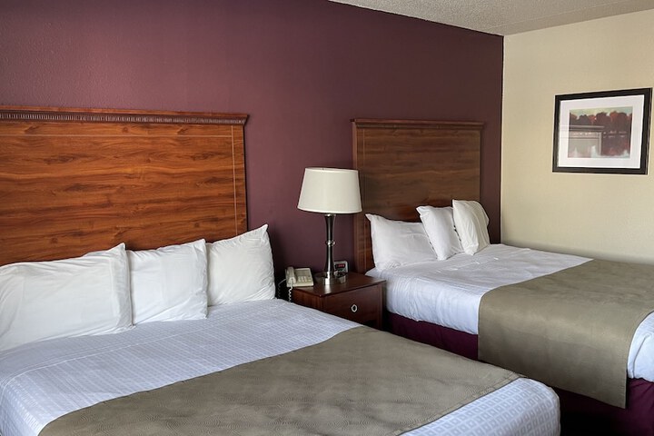 2 Queen Beds Mobility Accessible (8 of 12)