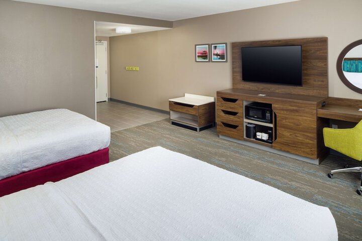 2 Queen Beds Hearing Accessible (1 of 5)