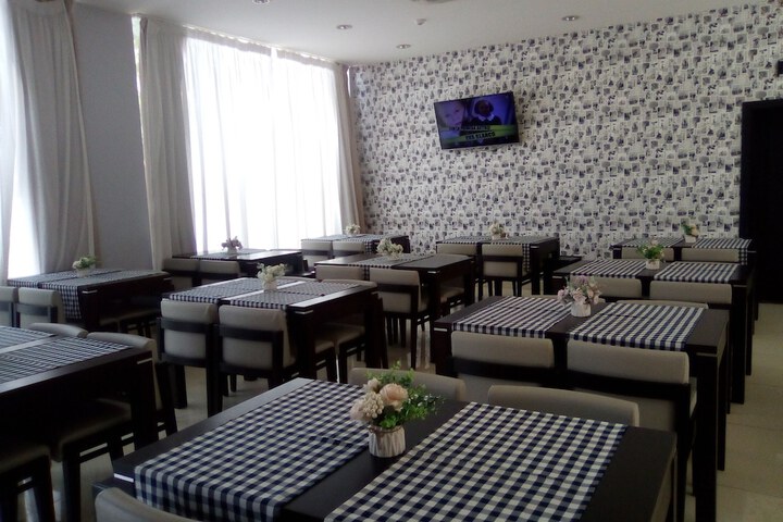 Dining 8 of 9