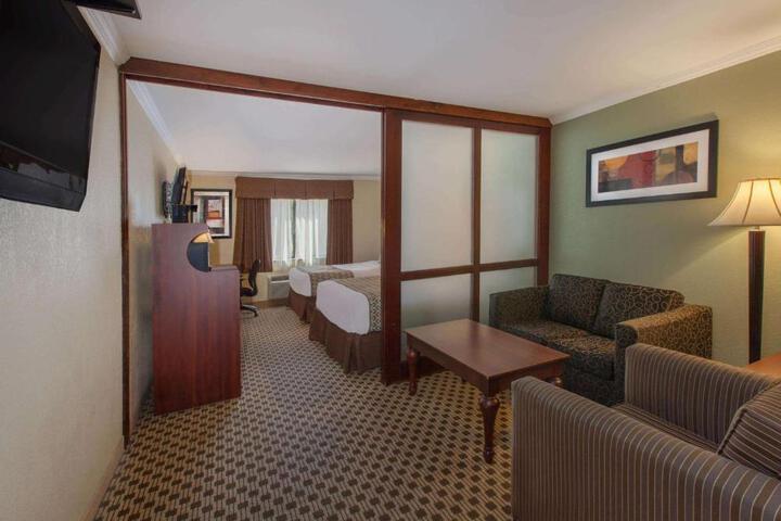 1 King Bed Deluxe Studio Suite (1 of 5)
