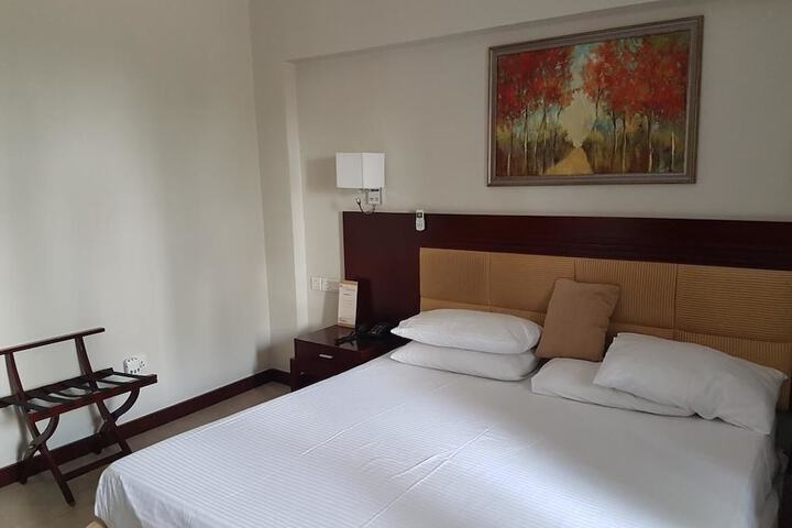 Room 7 of 33
