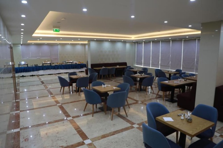 Dining 8 of 12