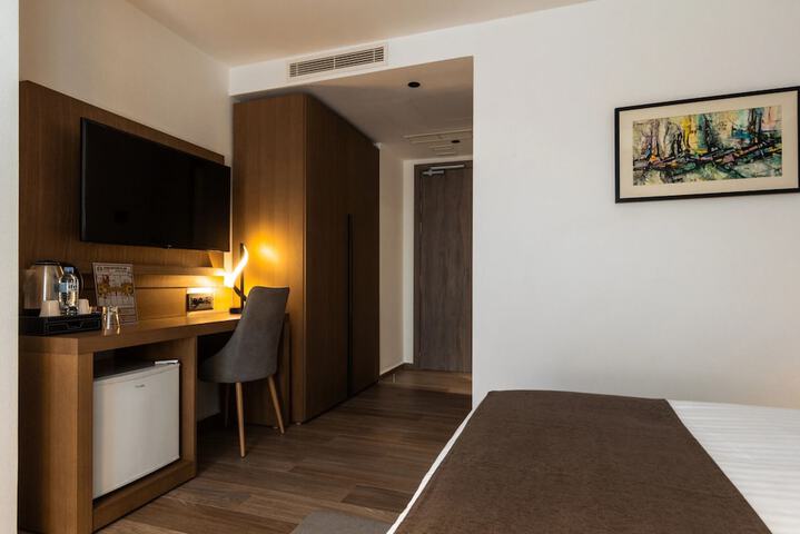Room 8 of 47