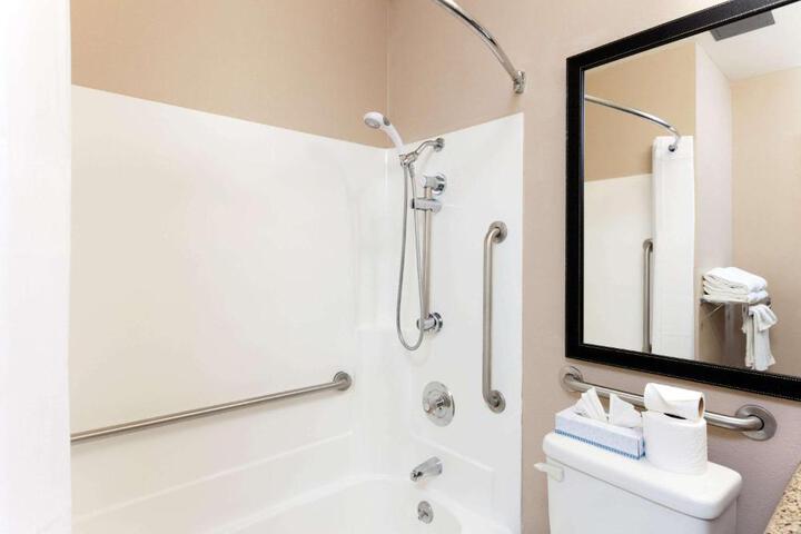 2 Queen Beds Accessible (8 of 10)