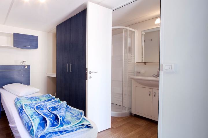 Room 4 of 95